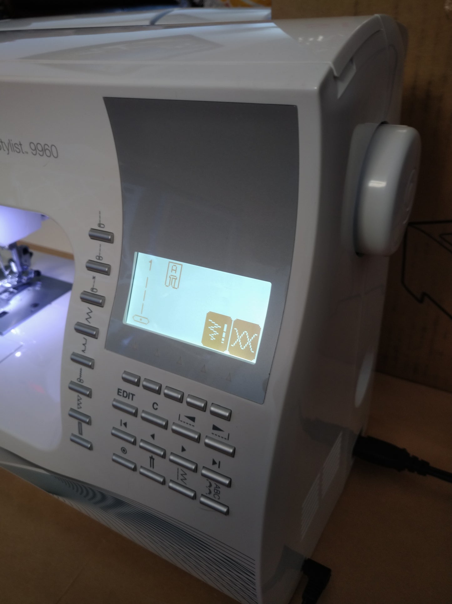 SINGER 9960 Computerized Sewing & Embroidery Machine 8.5 / 10
